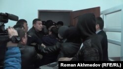 Топ болып зорлау қылмысына айыпталғандарға үкім шыққан соң сотталушылармен қоштасқысы келген туыстарын айдауылдар жібермей тұр. Есік қаласы, Алматы облысы, 28 қараша 2016 жыл.