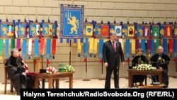 Президент України Петро Порошенко виступає у Львівському університеті імені Франка під час церемонії нагородження президента Польщі Броніслава Коморовського званням «Почесний доктор». Львів, 2 липня 2015 року