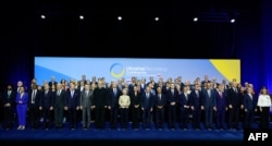 Групповое фото участников конференции по восстановлению Украины в Гданьске