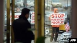 Сторонники евроинтеграции Украины проводят акцию в время приезда в Киев делегации ОБСЕ