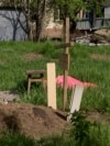 GRAB-Ukrainians Bury Relatives In Backyards As Russian Attacks On Pokrovsk Continue