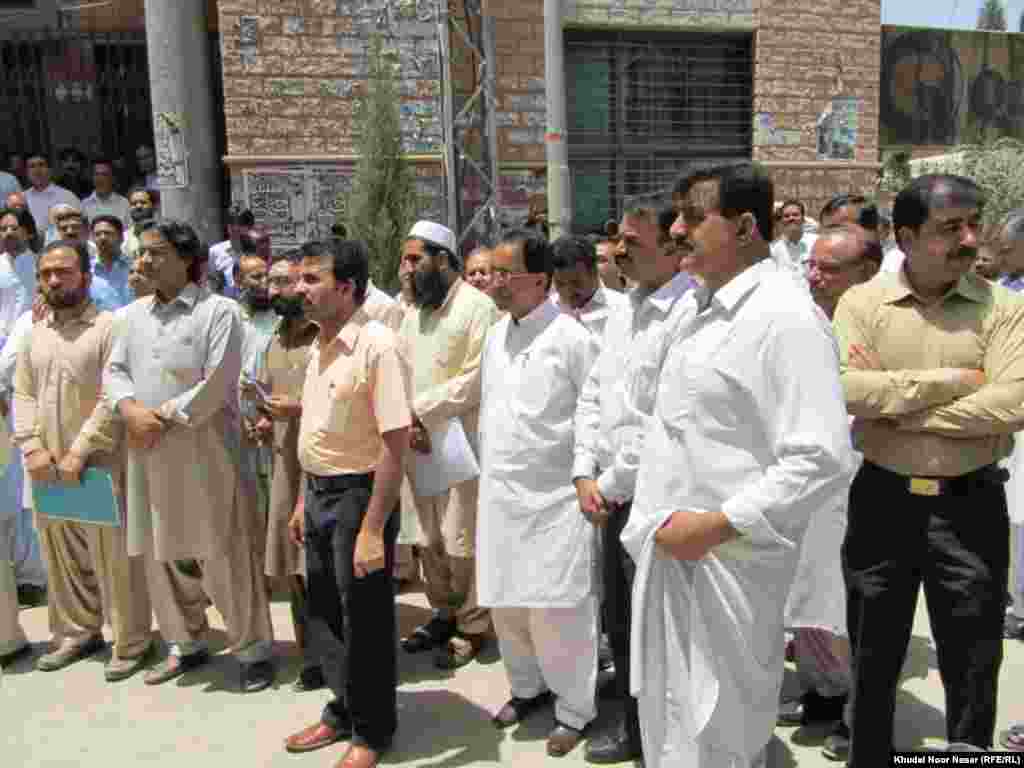 د بلوچستان ډاکټرانو اتحاديیې د ډاکټر غلام رسول کاکړ د تېښتونې خلاف احتجاجي غونډه کوي.