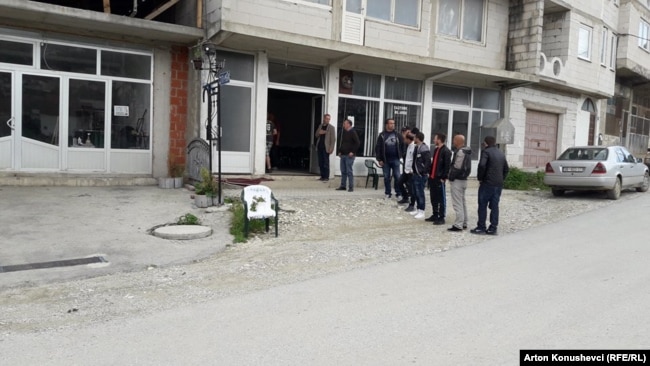 Vendi ku po ngushëllohet për vdekjen e Lavdrim Muhaxherit