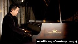 Абдулазиз Карим является не только певцом, но и композитором.