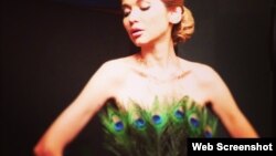 Gulnora Karimova o‘zining Instagram sahifasida e‘lon qilgan suratlarda, prezident qizi yelkalari yalang‘och tarzda badani tovus patlari bilan yopilgan.