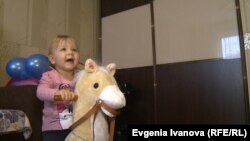 Милана с любимой игрушкой