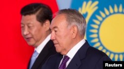 Президент Казахстана Нурсултан Назарбаев (справа) и президент Китая Си Цзиньпин. Астана, 7 сентября 2013 года.