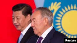 Президент Китая Си Цзиньпин (слева) и президент Казахстана Нурсултан Назарбаев (справа). Астана, 7 сентября 2013 года.