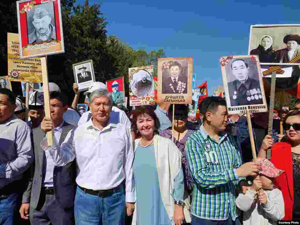 &quot;Ўлмас полк&quot; намойишида собиқ президент Алмазбек Атамбаев оиласи билан иштирок этди.&nbsp;