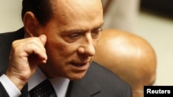 Сильвио Берлускони не раз слышал критику со стороны Микеле Санторо и это ему категорически не нравилось