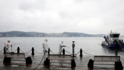 Radnici dezinfikuju prostor ispred džamije Ortakoj u Istanbulu, mart 2020.