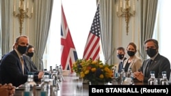 آنتونی بلینکن (راست) وزیر خارجه آمریکا در حال مذاکره با دومینیک راب، همتای بریتانیایی خود.