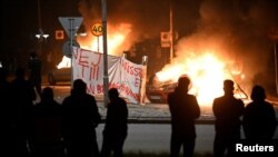 Vetura duke u djegur gjatë trazirave të dhunshme në Malmo, Suedi, 3 shtator 2023.