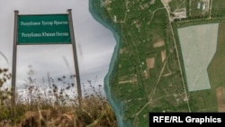 Югоосетинский пограничный знак на разделительной линии и карта села Эргнети с обозначением земельного участка, принадлежащего компании Kazbegi Hills