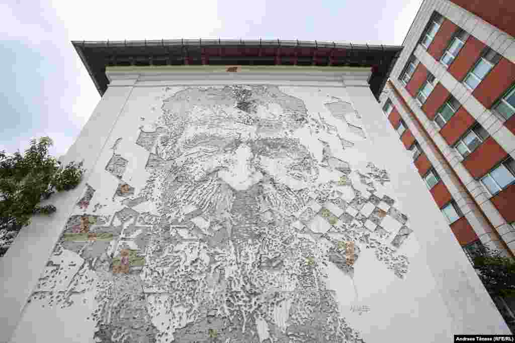 Portretul lui Constantin Brâncuși realizat de artistul portughez Alexandre Farto - VHILS. Tehnica sa inovatoare de sculptură în basorelief stă la baza proiectului &bdquo;Scratching the Surface&rdquo; și a fost apreciată ca una dintre cele mai convingătoare abordări ale artei create pe stradă în ultimul deceniu. VHILS&nbsp;sculptează portrete umane în zidurile orașului pentru a spune povestea locuitorilor săi. 