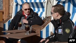 Владимир Путин һәм Дмитрий Медведев Сочида "Лаура" чаңгы-биатлон комплексында. 3 гыйнвар 2014 