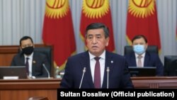 Президент Сооронбай Жээнбеков Жогорку Кеңештин борбордук трибунасында. 2020-жылдын апрель айы.