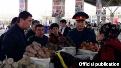 Директор базара в Даштабаде Нуман Эгамбердиев (второй слева). Фото взято с сайта пресс-службы администрации Зааминского района.