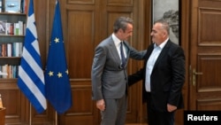 Politicianul de etnie greacă, fostul primar Fredis Beleris este primit de premierul grec, Kiriakos Mitsotakis, la Atena, pe 15 iulie, la scurt timp după ce a primit permisia de a părăsi penitenciarul din Albania.