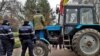 Agricultorii organizează o nouă acțiune de protest și au pornit, miercuri dimineață, cu tehnica agricolă, din mai multe regiuni spre Chișinău.
