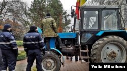 Agricultorii organizează o nouă acțiune de protest și au pornit, miercuri dimineață, cu tehnica agricolă, din mai multe regiuni spre Chișinău.