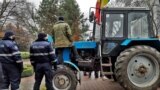 Agricultorii organizează o nouă acțiune de protest și au pornit, miercuri dimineață, cu tehnica agricolă, din mai multe regiuni spre Chișinău.