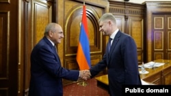 Armenia - Prime Minister Nikol Pashinian meets with Oleg Belozerov, chief executive of Russian Railways, Yerevan, October14, 2026. 