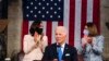 Joe Biden mögott Kamala Harris (b) alelnök és Nancy Pelosi, a Képviselőház elnöke, 2021. április 28-án.