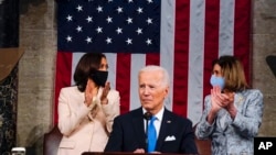 Joe Biden mögott Kamala Harris (b) alelnök és Nancy Pelosi, a Képviselőház elnöke, 2021. április 28-án.