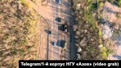 Спалений російський військовий транспорт на дорозі поблизу окупованого Донецька