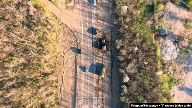 Спалений російський військовий транспорт на дорозі поблизу окупованого Донецька