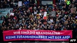 „Suntem zidul de foc. Nici o cooperare cu AfD”, scrie pe o pancartă la un mare marș ținut duminică la Berlin sub genericul „Cu voce tare împotriva naziștilor”.