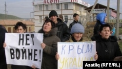 Крымские татары на акции протеста против референдума о статусе полуострова. Бахчисарай, 7 марта 2014 года.