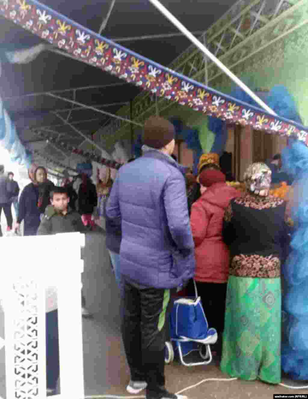 Очередь за продуктами на рынке "Дженнет", Ашхабад