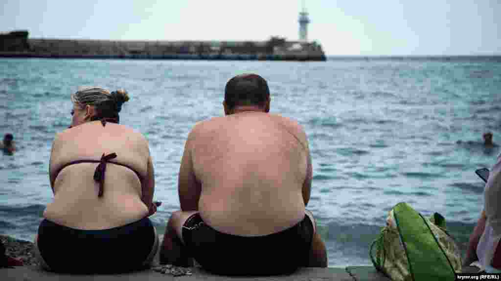 Two sunbathers in Yalta in the illegally annexed Crimean Peninsula. (RFE/RL)