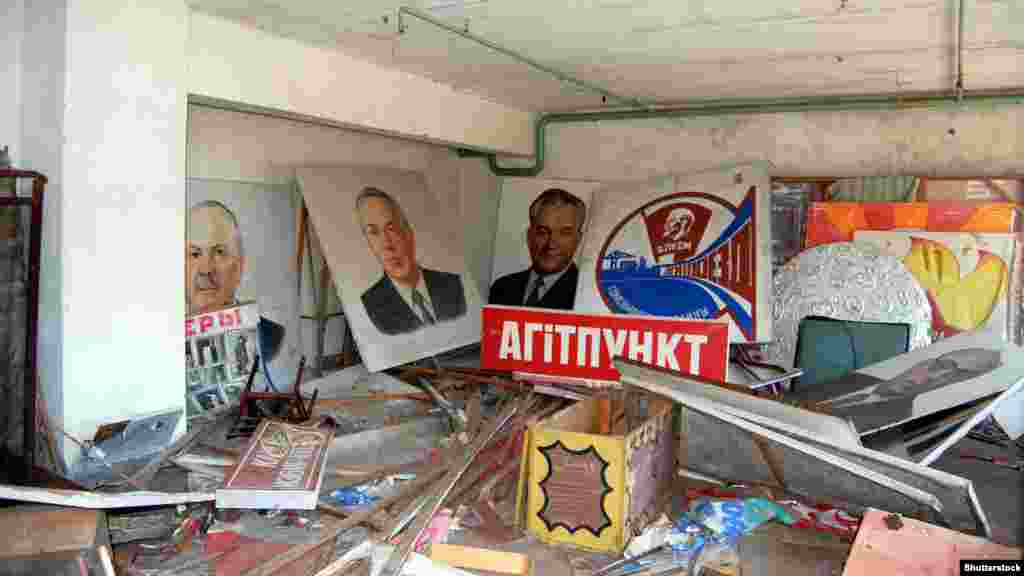Апаттан кейін иен қалған ғимарат ішінде совет кезіндегі коммунистік партия басшыларының портреттері жатыр. Чернобыль аймағы, Украина. Мұрағаттағы сурет.