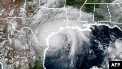 Ураган «Гарві» наближається до Техасу, накладене на карту супутникове фото 25 серпня 2017 року