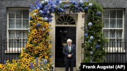 Джонсон в Лондоне перед отъездом в Киев. Резиденция украшена в честь Дня независимости Украины