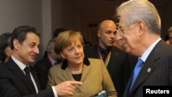 Predsednik Francuske Nikola Sarkozy (L), nemačka kancelarka Angela Merkel (C) i talijanski premijer Mario Monti (D) tokom briselskog samita, 30. januar 2011.