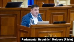 Serghei Ivanov, deputat din partea „Partidului Nostru”, președinte al comisiei parlamentare pentru agricultură, la tribuna parlamentului în timpul dezbaterii proiectului de lege privind moratoriul asupra executărilor silite a agricultorilor, 18 decembrie 2025