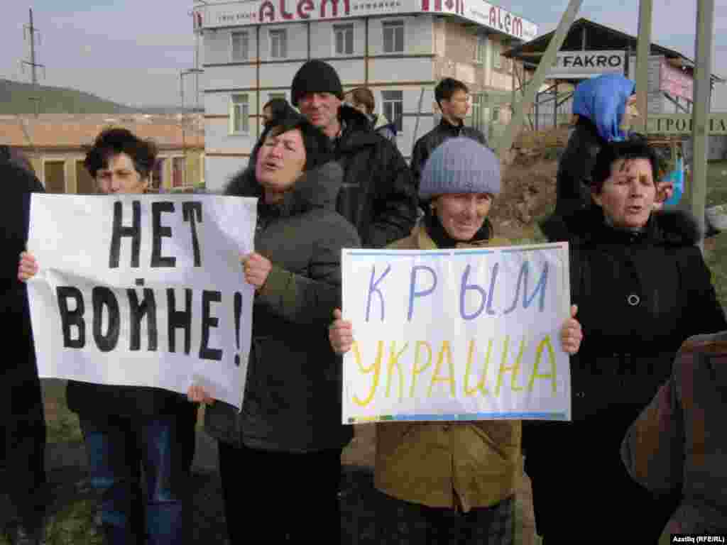 Кримські татари по дорозі з Сімферополя до Бахчисараю протестують проти так званого &laquo;референдуму&raquo;