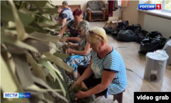 Cкріншот відео сюжету каналу «Россия 1»: жительки одного з сел Красноперекопського району плетуть маскувальні сітки на фронт, 16 липня 2026 року