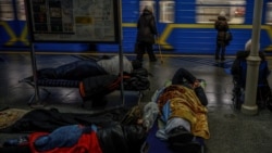 Жители на Киев се укриват в метростанция по време на въздушна тревога заради руска атака, 17 февруари 2026 г.