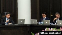 Armenia - Prime Minister Karen Karapetian (L) and Deputy Prime Minister Vache Gabrielan (R) at a cabinet meeting in Yerevan, 19Jun2017.