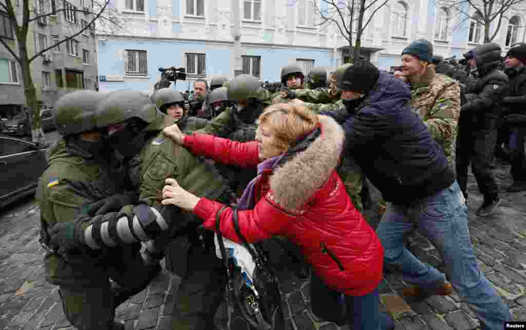 Saakashvili supporters clash with National Guard officers in Kyiv. The numbers of protesters swelled quickly after an associate of Saakashvili published the address of the apartment the police stormed.&nbsp;