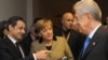 Predsednik Francuske Nikola Sarkozy (L), nemačka kancelarka Angela Merkel (C) i talijanski premijer Mario Monti (D) tokom briselskog samita, 30. januar 2011.