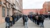 Беткапчан мигранттар каттоосун узартуу үчүн Санкт-Петербургдагы миграциялык кызматта кезек күтүп турушат. 3-апрель, 2020-жыл.