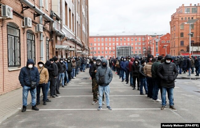 Трудовые мигранты в Петербурге продлевают срок своего пребывания в России