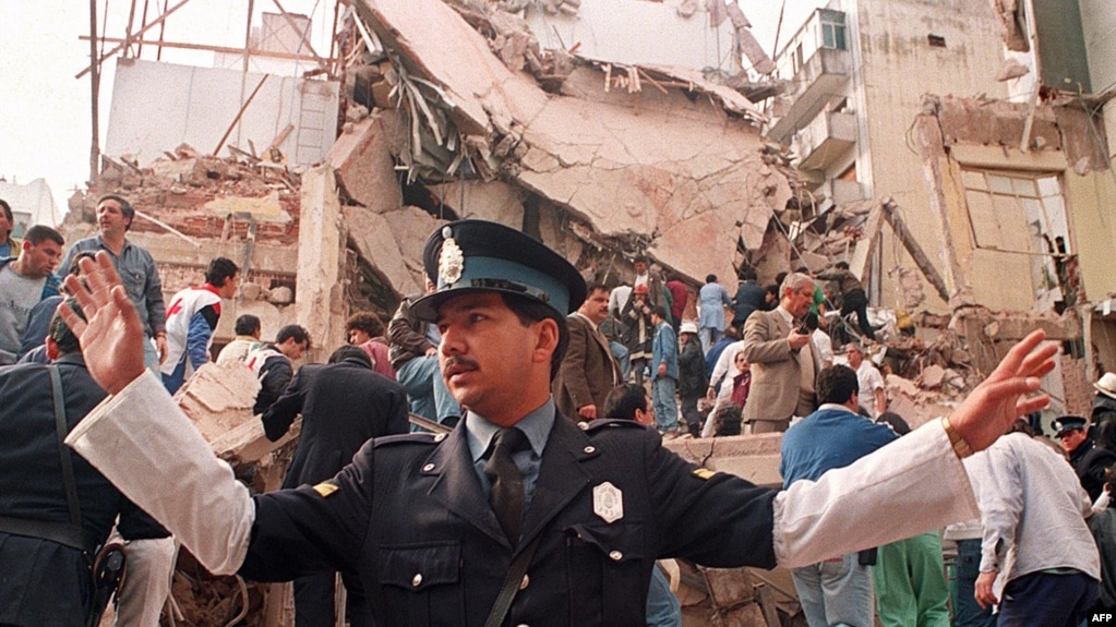 عکس مربوط به انفجار مرکز یهودیان در پایتخت آرژانتین در سال ۱۳۷۳