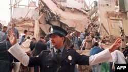 پیامد انفجار سال ۱۹۹۴ در ساختمان آمیا در بوئنوس آیرس.